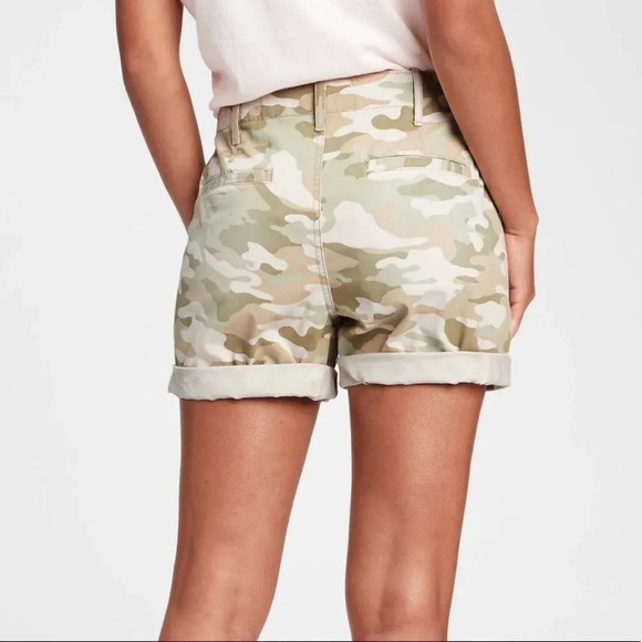 GAP | 5" High Rise Khaki Shorts with Washwell | 4 - Picture 2 of 8